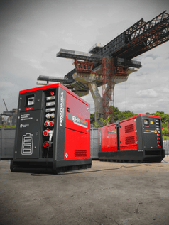 Hybridbetrieb: Batteriespeicher und Stromaggregat