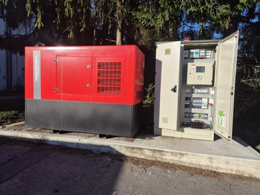 Diesel-Stromaggregat geschlossen im Außenbereich