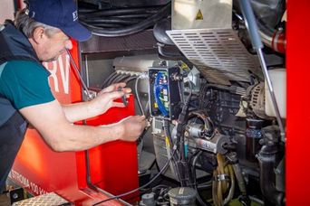 Wartungsarbeiten am Stromaggregat durch Servicetechniker