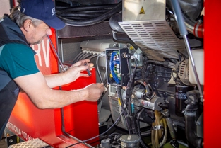 Wartungsarbeiten am Stromaggregat durch Servicetechniker